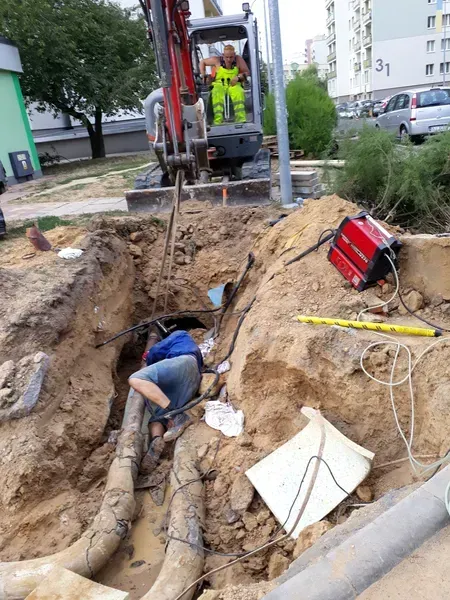 Sieci ciepłownicze: układanie rur preizolowanych